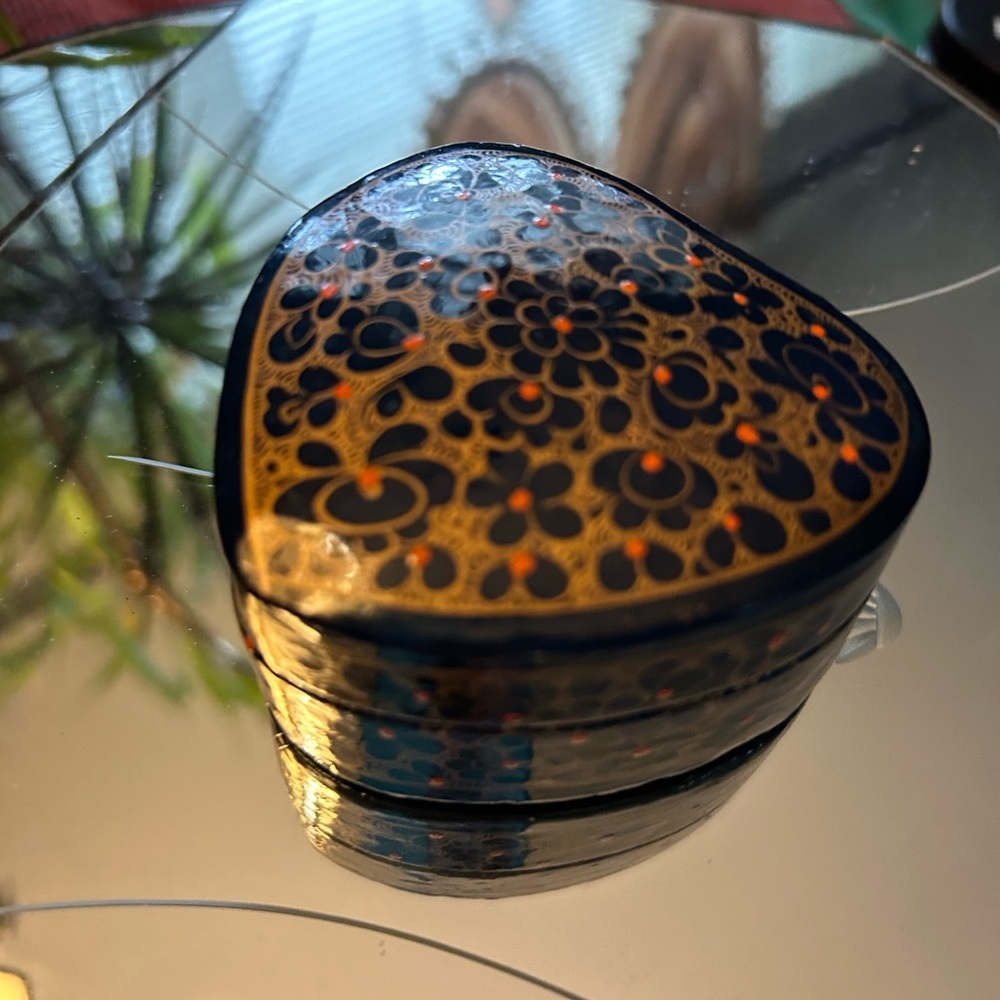 Vintage Heart-Shaped Kashmiri Paper Maché Lidded Trinket Box with Asian Pattern